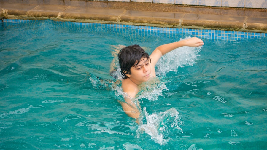 Photo เรียน ว่า ย น้ำ เด็ก -> ว่า ย ” id=”2″ style=”max-width:100%;display:block;margin-left:auto;margin-right:auto;width:90%;”></p>
<p>เมื่อเด็กเริ่มคุ้นเคยกับน้ำและรู้สึกมั่นใจพอสมควร เราก็สามารถเริ่มสอนทักษะพื้นฐานที่สำคัญสำหรับการว่ายน้ำได้</p>
<p><h3>การคุ้นเคยกับใบหน้าและน้ำ</h3>
</p>
<ul>
<li><strong>การพ่นน้ำเบาๆ:</strong> ค่อยๆ ใช้มือพรมน้ำเบาๆ ที่ใบหน้าของลูก ถ้าเขารู้สึกสบาย ลองใช้แก้วเล็กๆ รินน้ำผ่านหน้าผากลงมา</li>
<li><strong>การดำน้ำสั้นๆ (ถ้าพร้อม):</strong> เมื่อลูกเริ่มยอมให้โดนน้ำบนใบหน้า ลองให้เขาใช้ปากเป่าฟองอากาศในน้ำ หรือเอามือแตะน้ำ แล้วค่อยๆ ให้หน้าลงไปสัมผัสกับน้ำเบาๆ เพียงเสี้ยววินาที อาจเริ่มจากการนับ 1-2-3 แล้วให้หน้าลงไป</li>
</ul>
<p><h3>การลอยตัวและการทรงตัว</h3>
</p>
<ul>
<li><strong>การลอยตัวคว่ำหน้า:</strong> ให้ลูกใช้แขนเกาะขอบสระ แล้วค่อยๆ ปล่อยตัวให้หน้าลอยอยู่ในน้ำ อาจมีอุปกรณ์ช่วยพยุงหลังเล็กน้อย</li>
<li><strong>การลอยตัวหงายหน้า:</strong> คล้ายกับการลอยตัวคว่ำหน้า แต่ให้ลูกนอนหงายหลัง พยุงศีรษะเบาๆ ให้หูจมน้ำเล็กน้อย</li>
<li><strong>การทรงตัวด้วยแผ่นโฟม:</strong> ให้ลูกจับแผ่นโฟม ใช้ขาตีน้ำเบาๆ ช่วยให้เขารู้สึกถึงการเคลื่อนไหวในน้ำ</li>
</ul>
<p><h3>การใช้ขา (Flutter Kick)</h3>
</p>
<ul>
<li><strong>ฝึกบนบก:</strong> สอนการเตะขาแบบ flutter kick บนบก ให้ขาเหยียดตรงและงอเล็กน้อยที่เข่า แล้วเตะสลับขึ้นลงเหมือนว่ายน้ำ</li>
<li><strong>ฝึกในน้ำ:</strong> ให้ลูกจับขอบสระ หรือจับมือผู้ปกครอง แล้วทดลองเตะขาในน้ำ</li>
<li><strong>ใช้แผ่นโฟม:</strong> เมื่อลูกคุ้นเคย ให้เขาจับแผ่นโฟมแล้วเตะขาไปข้างหน้า</li>
</ul>
<p>การเรียนรู้เกี่ยวกับการว่ายน้ำในเด็กเป็นสิ่งสำคัญที่ช่วยเสริมสร้างทักษะและความมั่นใจในน้ำ สำหรับผู้ปกครองที่สนใจข้อมูลเพิ่มเติมเกี่ยวกับการสอนว่ายน้ำให้กับเด็ก สามารถอ่านบทความที่มีประโยชน์ได้ที่นี่ <a href=