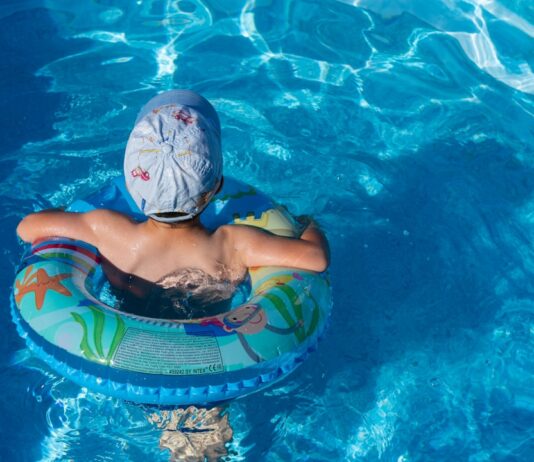 เรียนว่ายน้ำเด็ก: คำแนะนำสำหรับพ่อแม่ Photo swimming for kids