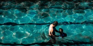 เด็กเรียน ว่ายน้ำ: สุขภาพและพัฒนาการของเด็ก Photo child learning swimming