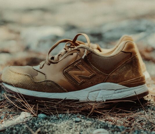 รองเท้าที่เหมาะกับผู้สูงอายุ Photo elderly shoes