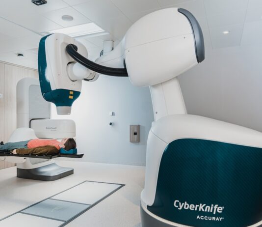 การผ่าตัดด้วยหุ่นยนต์: ประสิทธิภาพและความปลอดภัย Photo robotics surgery